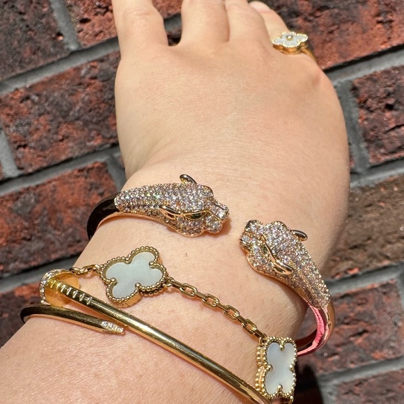 Panthere Crystal Head Encrusted Bangle Bracelet - Picture 12 of 17